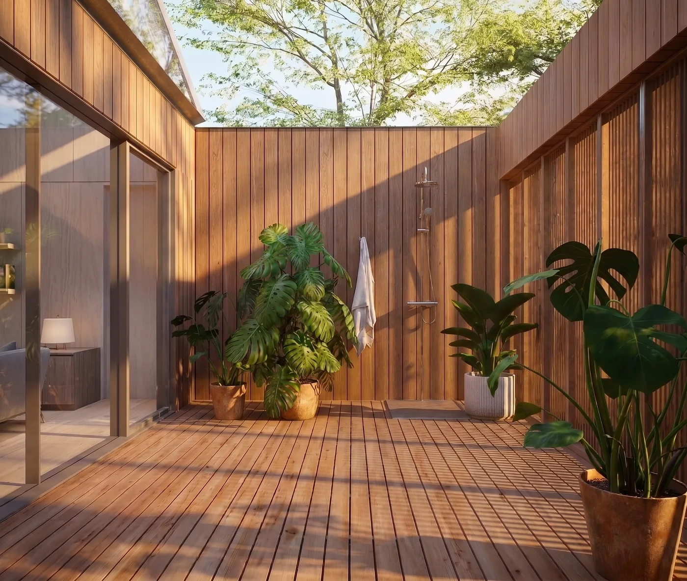 Patio interior de la casa DÊLMOD, con ducha exterior y plantas sobre el deck